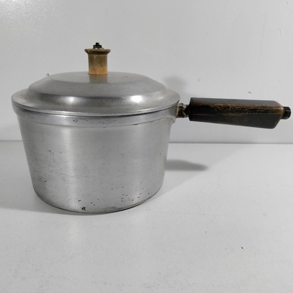 Vintage Miracle Maid Cast Aluminum 2.5 Qt Pot cookware Wood Handle With lid